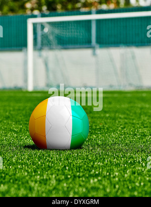 Fußball mit Côte d ' Ivoire Flagge auf dem Rasen im Stadion Stockfoto