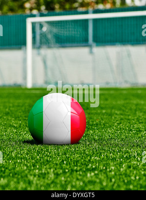 Fußball mit Italien-Flagge auf dem Rasen im Stadion Stockfoto