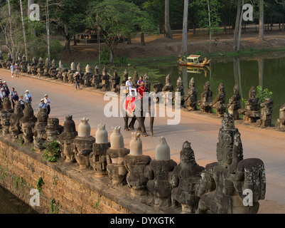 Touristen auf einem Elefanten reiten zu nähern, das Südtor von Angkor Thom, Siem Reap, Kambodscha Stockfoto