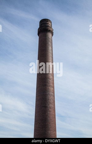 Eine alte gemauerte Schornstein vor blauem Himmel Stockfoto