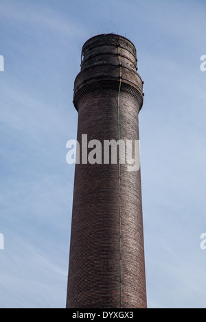 Eine alte gemauerte Schornstein vor blauem Himmel Stockfoto