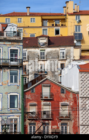 Bunten Fassaden der alten Häuser in der Alfama Viertel von Lissabon in Portugal. Stockfoto