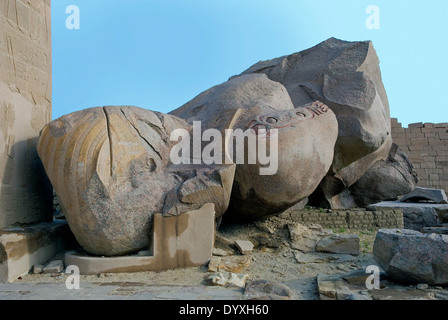 Blick nach Osten Ramesseum. Kolossale Granit Kopf von Ramses II. ° Stockfoto