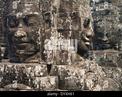 Türme mit den lächelnden Gesichtern der Lokeshvara Bayon Tempel innerhalb der Mauern von Angkor Thom, Siem Reap, Kambodscha Stockfoto