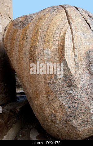 Blick nach Osten Ramesseum. Kolossale Granit Kopf von Ramses II. ° Stockfoto