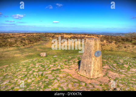 Trigonometrischen Punkt auf schwarz Down The Mendip Hills Somerset England UK in HDR Stockfoto