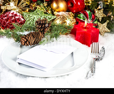 festliche Weihnachten Tisch Gedeck mit roten und goldenen Verzierungen. Stockfoto