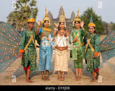 Khmer traditionelle Tänzer in Tracht am Tempel von Angkor Wat, Siem Reap, Kambodscha Stockfoto