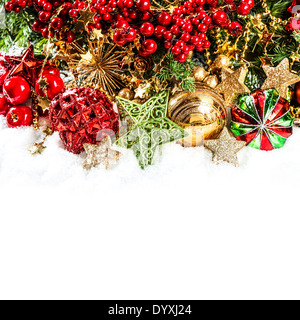 festliche Dekoration mit Kugeln, goldenen Girlanden, Weihnachtsbaum und roten Beeren Zweige. Ferien-Hintergrund. leuchtende Farben Stockfoto