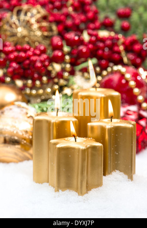 Advent Dekoration in Gold und rot mit vier brennenden Kerzen. Weihnachten Hintergrund. selektiven Fokus Stockfoto