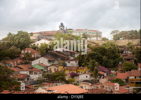 Olinda, Bundesstaat Pernambuco, Brasilien. Übersicht über koloniale Dächer mit einer barocken Kirche auf dem Hügel. Stockfoto