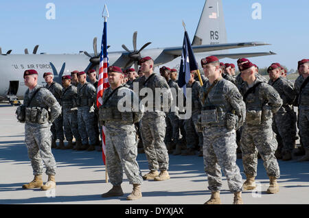 US Army Fallschirmjäger mit der 173rd Airborne Brigade Combat Team stehen in Bildung nach der Ankunft 26. April 2014 in Siauliai, Litauen. Die Soldaten wurden als die Spannungen mit Russland Aufstieg über die Ukraine, Litauen, Polen, Lettland und Estland eingesetzt. Stockfoto