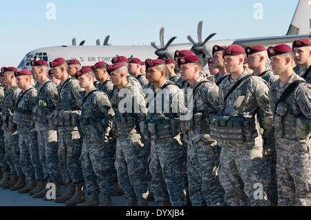 US Army Fallschirmjäger mit der 173rd Airborne Brigade Combat Team stehen in Bildung nach der Ankunft 26. April 2014 in Siauliai, Litauen. Die Soldaten wurden als die Spannungen mit Russland Aufstieg über die Ukraine, Litauen, Polen, Lettland und Estland eingesetzt. Stockfoto