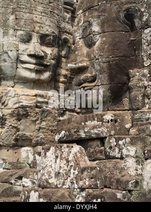 Türme mit den lächelnden Gesichtern der Lokeshvara Bayon Tempel innerhalb der Mauern von Angkor Thom, Siem Reap, Kambodscha Stockfoto