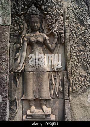 Basrelief Sandstein Carving der Apsara-Tänzerinnen im Bayon Tempel innerhalb der Mauern von Angkor Thom, Siem Reap, Kambodscha Stockfoto