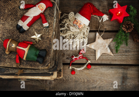 Weihnachten-Stillleben mit antiken handgefertigten Spielsachen auf hölzernen Hintergrund. Stockfoto