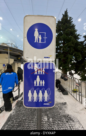 Sicherheit Hinweisschilder im Bereich Sessellift im Ski Dubai resort, Dubai, Vereinigte Arabische Emirate, Vereinigte Arabische Emirate. Stockfoto