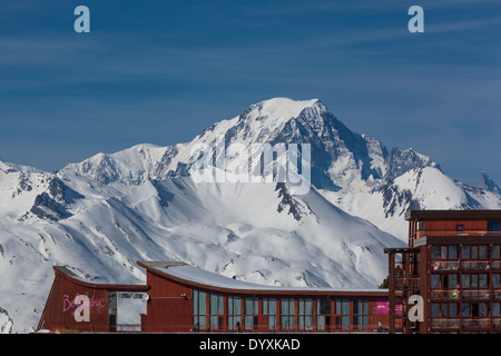 Der Gipfel des Mont Blanc betrachtet von Arc 2000. Stockfoto