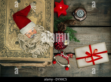 Vintage Weihnachts-Dekoration mit Grußkarte auf hölzernen Hintergrund. Stockfoto
