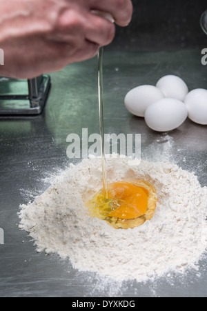 Pastaherstellung Tortellini mischen, Mehl und Ei Stockfoto