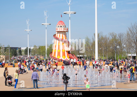 Helter Skelter Kirmes und Brunnen mit viele Besucher im Queen Elizabeth Olympic Park in Stratford London Vereinigtes Königreich Stockfoto