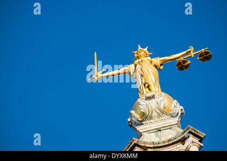 Statue der Justitia auf den zentralen Strafgerichten Old Bailey in London Vereinigtes Königreich Stockfoto