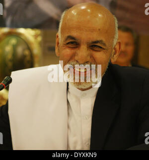 (140427)--27. April 2014 (Xinhua) KABUL - Afghanische Präsidentschaftskandidat Dr. Ashraf Ghani Ahmadzai während einer Pressekonferenz in Kabul, Afghanistan, 27. April 2014 lächelt. Afghanische Präsidentschaftskandidat Dr. Ashraf Ghani Ahmadzai, wer den zweiten Sieger im vorläufigen Ergebnisse erklärt wurde, sagte, er sei bereit, in Stichwahl teilnehmen, die Wahlen nehmen die Umfragen. (Xinhua/Ahmad Massoud) (Zhf) Stockfoto