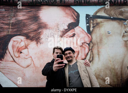 Berlin, Deutschland. 27. April 2014. Artist Dimitri Vrubel (R) und Sohn Artjom nach der Reinigung des Graffiti-Gemäldes von der sozialistischen brüderlichen Kuss in der East Side Gallery in Berlin, Deutschland, 27. April 2014. Menschen und Touristen gereinigt den 1,3 km langen Abschnitt der Berliner Mauer nahe dem Zentrum von Berlin. Foto: KAY NIETFELD/Dpa/Alamy Live News Stockfoto