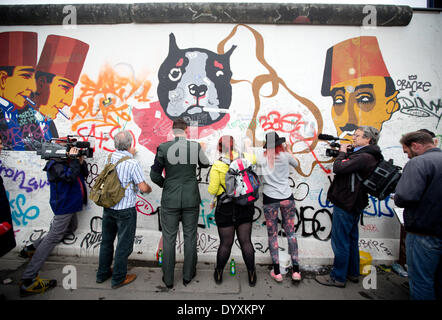 Berlin, Deutschland. 27. April 2014. Menschen reinigen Graffiti Gemälde in der East Side Gallery in Berlin, Deutschland, 27. April 2014. Künstlergruppe Menschen und Touristen zur Reinigung des 1,3 km langen Abschnitts der Berliner Mauer in der Nähe von Berlin-Mitte. Foto: KAY NIETFELD/Dpa/Alamy Live News Stockfoto