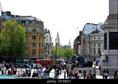 Menschen genießen Sie ein sonniges Wochenende in London, London, UK, 26. April 2014 Stockfoto