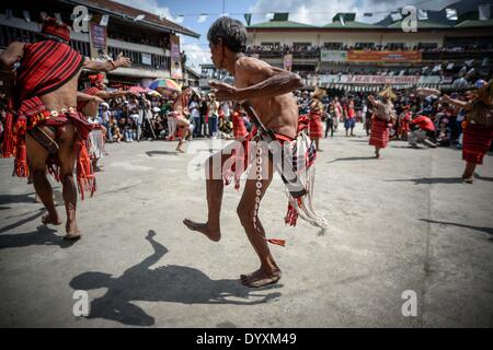 Banaue, Philippinen. 27. April 2014. Ifugao Stammesangehörigen führen einen rituellen Tanz während des Imbayah Festivals in Banaue Stadt Ifugao Provinz, nördlichen Philippinen, 27. April 2014. Das Imbayah Festival ist ein Fest der Ifugao Kultur und Danksagung, eine Versammlung der vielen Stämme, aus denen sich die Bevölkerung der Reisterrassen Ifugao, ein UNESCO-Weltkulturerbe. : Bildnachweis Ezra Acayan/NurPhoto: Ezra Acayan/NurPhoto/ZUMAPRESS.com/Alamy Live-Nachrichten Stockfoto