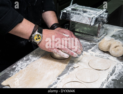 Herstellung der Tortellini Nudeln Ablängen Stockfoto