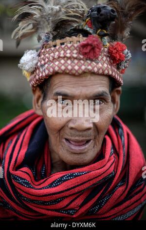 Banaue, Philippinen. 27. April 2014. Ein Ifugao Stammesangehörige beteiligt sich während des Imbayah Festivals in Banaue Stadt Ifugao Provinz, nördlichen Philippinen, 27. April 2014. Das Imbayah Festival ist ein Fest der Ifugao Kultur und Danksagung, eine Versammlung der vielen Stämme, aus denen sich die Bevölkerung der Reisterrassen Ifugao, ein UNESCO-Weltkulturerbe. : Bildnachweis Ezra Acayan/NurPhoto: Ezra Acayan/NurPhoto/ZUMAPRESS.com/Alamy Live-Nachrichten Stockfoto