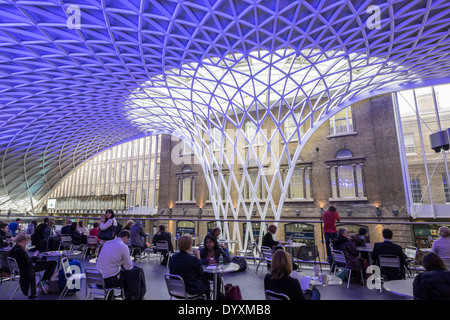 Moderne Architektur des westlichen Bahnhofshalle am Kings Cross Bahnhof in London Vereinigtes Königreich Stockfoto