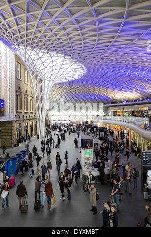 Moderne Architektur des westlichen Bahnhofshalle am Kings Cross Bahnhof in London Vereinigtes Königreich Stockfoto