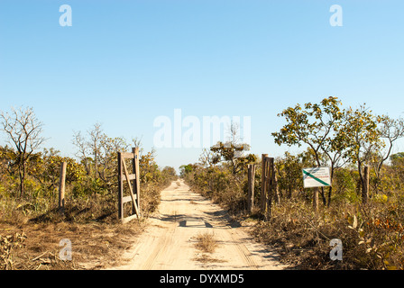 Mato Grosso, Brasilien. Eingang zu den Indigenous Park des Xingu mit FUNAI sign'Protected Land, keinen Zugang für fremde. Stockfoto