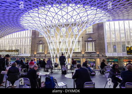 Moderne Architektur des westlichen Bahnhofshalle am Kings Cross Bahnhof in London Vereinigtes Königreich Stockfoto