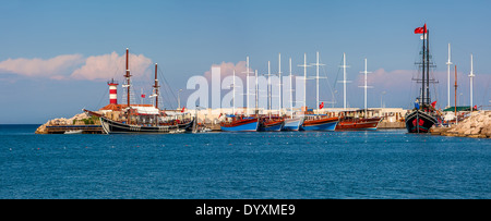 Segelschiffe im kleinen Hafen von Kemer - Urlaubsort am Mittelmeer in der Türkei (Panorama). Stockfoto