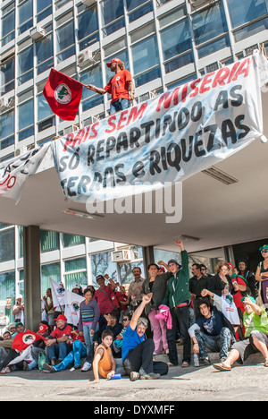 Brasilia, Brasilien. Landlosen Sem Terra Via Campesina Protest in Brasilia, 23. August 2011, vor dem Ministerium Gebäude (Ministerio da Fazenda). Das Banner liest "Land ohne Elend ist nur dann, wenn das Land und Reichtum verteilt sind". Stockfoto