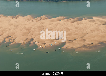 Araguaia Fluss, Bundesstaat Para, Brasilien. Luftaufnahme des Wochenendes schwimmende Bars auf Sandbank in der Nähe von Maraba. Stockfoto