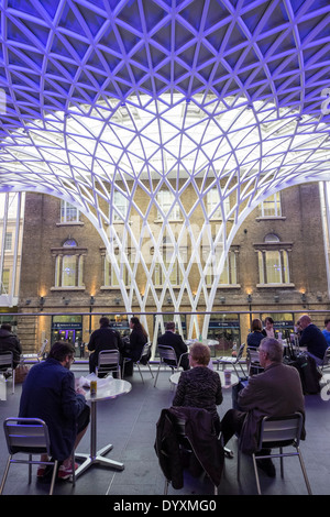 Moderne Architektur des westlichen Bahnhofshalle am Kings Cross Bahnhof in London Vereinigtes Königreich Stockfoto