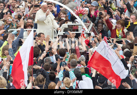 Papst Francis "Wellenlinien" den Gläubigen nach der historischen Doppel Heiligsprechung Zeremonie für letzten Päpste Papst Johannes Paul II. und Papst John XXIII in eine Open-Air-Messe vor St. Peter Basilika, Vatikanstadt, 27. April 2014. Riesige Menschenmengen füllte den Platz um zu sehen, die beiden ehemaligen Päpste Heiligen erklärt. Königliche Würdenträger und Staatsoberhäupter waren fast 100 ausländische Delegationen anwesend. Foto: MICHAEL KAPPELER/dpa Stockfoto