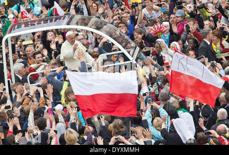 Papst Francis "Wellenlinien" den Gläubigen nach der historischen Doppel Heiligsprechung Zeremonie für letzten Päpste Papst Johannes Paul II. und Papst John XXIII in eine Open-Air-Messe vor St. Peter Basilika, Vatikanstadt, 27. April 2014. Riesige Menschenmengen füllte den Platz um zu sehen, die beiden ehemaligen Päpste Heiligen erklärt. Königliche Würdenträger und Staatsoberhäupter waren fast 100 ausländische Delegationen anwesend. Foto: MICHAEL KAPPELER/dpa Stockfoto