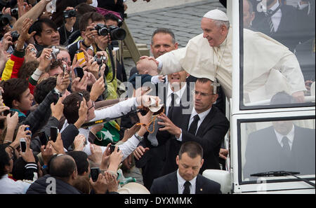 Pope Francis (R) Wellen an die Gläubigen nach der historischen Doppel Heiligsprechung Zeremonie für letzten Päpste Papst Johannes Paul II. und Papst John XXIII in eine Open-Air-Messe vor St. Peter Basilika, Vatikanstadt, 27. April 2014. Riesige Menschenmengen füllte den Platz um zu sehen, die beiden ehemaligen Päpste Heiligen erklärt. Königliche Würdenträger und Staatsoberhäupter waren fast 100 ausländische Delegationen anwesend. Foto: MICHAEL KAPPELER/dpa Stockfoto