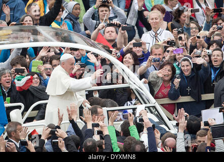 Papst Francis "Wellenlinien" den Gläubigen nach der historischen Doppel Heiligsprechung Zeremonie für letzten Päpste Papst Johannes Paul II. und Papst John XXIII in eine Open-Air-Messe vor St. Peter Basilika, Vatikanstadt, 27. April 2014. Riesige Menschenmengen füllte den Platz um zu sehen, die beiden ehemaligen Päpste Heiligen erklärt. Königliche Würdenträger und Staatsoberhäupter waren fast 100 ausländische Delegationen anwesend. Foto: MICHAEL KAPPELER/dpa Stockfoto