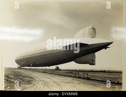 Die Zeppelin D-LZ 127, auch Graf Zeppelin genannt, war ein deutsches Starrluftschiff der Deutschen Zeppelin-Reederei (DZR). Es war ein Pionierbeispiel für den Flug mit leichtem als Luft, der mehrere historische Reisen absolvierte, darunter eine Weltumrundung im Jahr 1929. Das Luftschiff war ein bedeutender Erfolg in der Luftfahrtgeschichte und zeigte das Potenzial von dirigiablen Bauteilen für den Passagier- und Frachttransport während des frühen 20. Jahrhunderts. Stockfoto