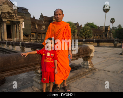 Nheam kambodschanischen buddhistischer Mönch mit seinen Adoptivsohn von Angkor Wat, UNESCO-Weltkulturerbe. Siem Reap, Kambodscha Stockfoto