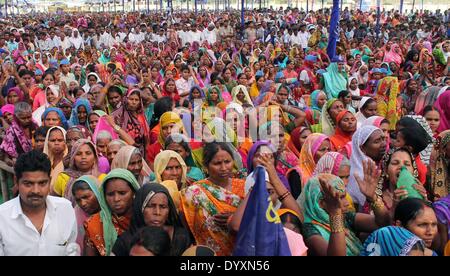 ALLAHABAD, Indien-27. APRIL: Ein Blick auf BSP-Fans und Öffentlichkeit während BSP Supremo Mayawati Kampagne Wahlveranstaltung in Allahabad. Indien führen die nationalen Wahlen vom 7. April bis 12. Mai, es ist die wichtigste Wahl in mehr als 30 Jahren in der größten Demokratie der Welt. (Foto von Prabhat Verma / Pacific Press) Stockfoto