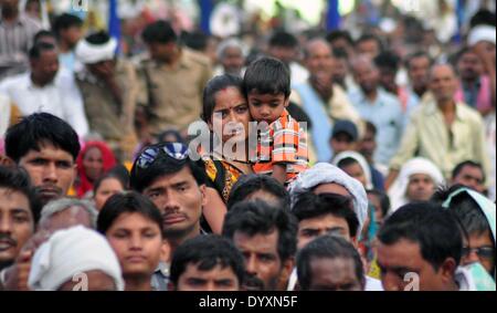 ALLAHABAD, Indien-27. APRIL: Bahujan Samaj Party (BSP) Unterstützer halten seinen Sohn während BSP Supremo Mayawati Adressierung Partei Unterstützer im Wahlkampf rally in Allahabad. Indien führen die nationalen Wahlen vom 7. April bis 12. Mai, es ist die wichtigste Wahl in mehr als 30 Jahren in der größten Demokratie der Welt. (Foto von Prabhat Verma / Pacific Press) Stockfoto
