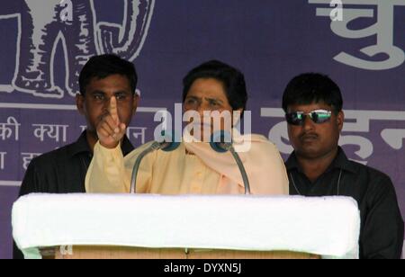 ALLAHABAD, Indien-27. APRIL: Bahujan Samaj Party (BSP) Supremo Mayawati Adressierung Partei Anhänger während einer Wahlveranstaltung in Allahabad Kampagne. Indien führen die nationalen Wahlen vom 7. April bis 12. Mai, es ist die wichtigste Wahl in mehr als 30 Jahren in der größten Demokratie der Welt. (Foto von Prabhat Verma / Pacific Press) Stockfoto